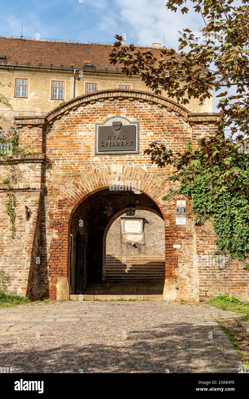 Eingang zum Schloss Spilberk (oder Spielberg), Schloss und barocke Zitadelle, einst härtestes Gefängnis im österreichischen Reich, in Brünn, Tschechien Stockfoto