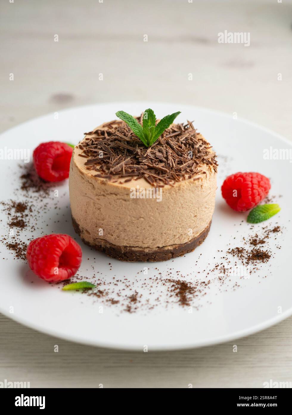 Köstlicher Schokoladenmousse-Kuchen mit Himbeeren. Stockfoto