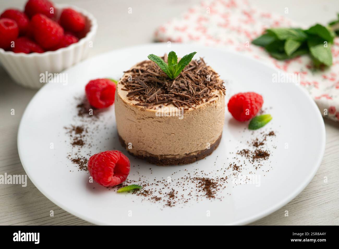 Köstlicher Schokoladenmousse-Kuchen mit Himbeeren. Stockfoto