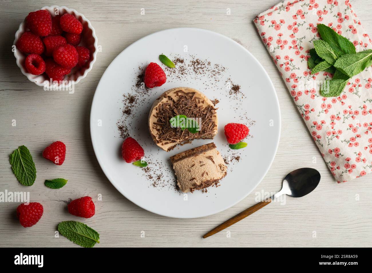 Köstlicher Schokoladenmousse-Kuchen mit Himbeeren. Stockfoto