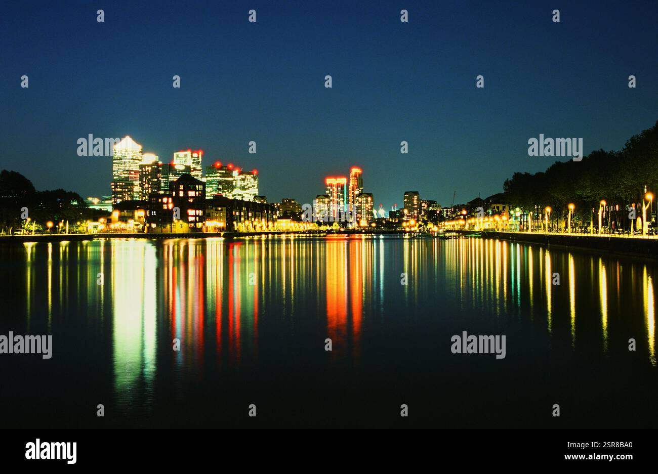 Canary Wharf vom Greenland Dock, Surrey Quays, London, Großbritannien, beleuchtet in der Dämmerung Stockfoto