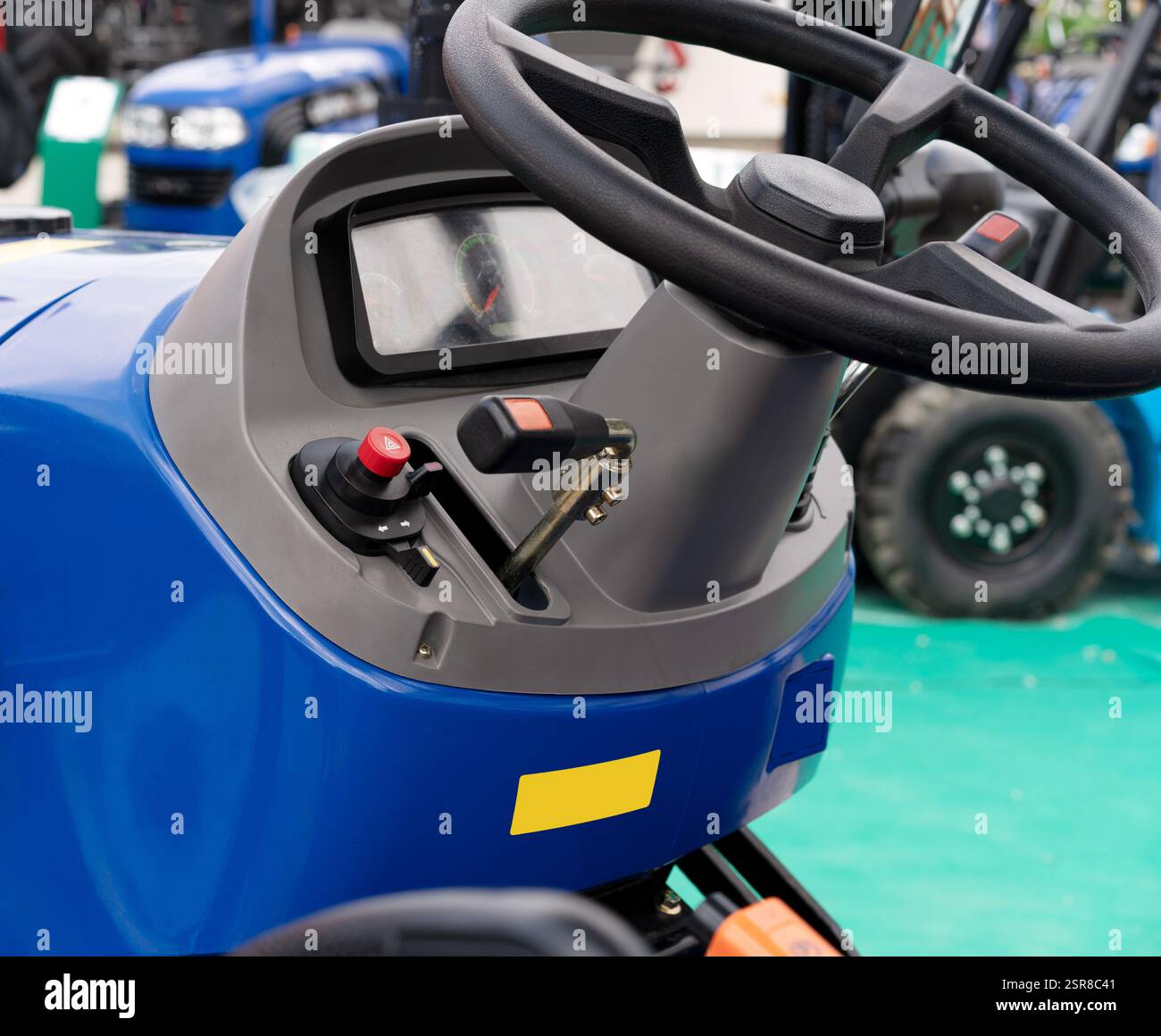 Bedienelemente von Industrieanlagen. Nahaufnahme der Bedienkonsole des Fahrzeugs mit Lenkrad, Tasten und Hebel bei einem Kompaktlader Stockfoto