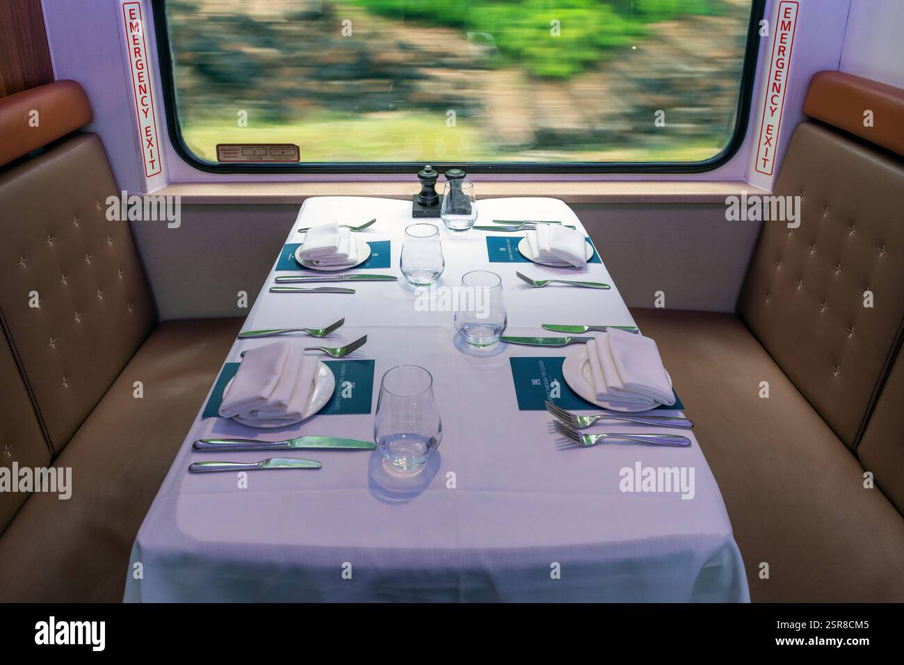 Tisch für Mittagessen im Restaurantwagen des Rocky Mountaineer-Zuges zwischen Vancouver und Kamloops, British Columbia, Kanada. Stockfoto