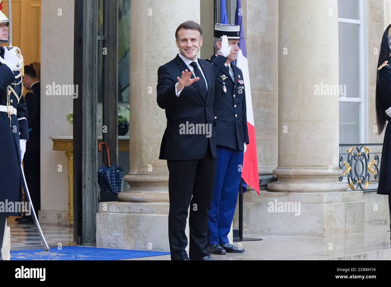 Paris, Frankreich. Februar 2025. Präsident Macron empfängt Kyriakos Mitsotakis, den Premierminister der Hellenischen Republik, im Elysée-Palast. Stockfoto