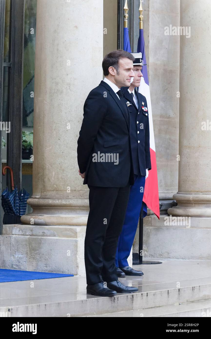 Paris, Frankreich. Februar 2025. Präsident Macron empfängt Kyriakos Mitsotakis, den Premierminister der Hellenischen Republik, im Elysée-Palast. Stockfoto