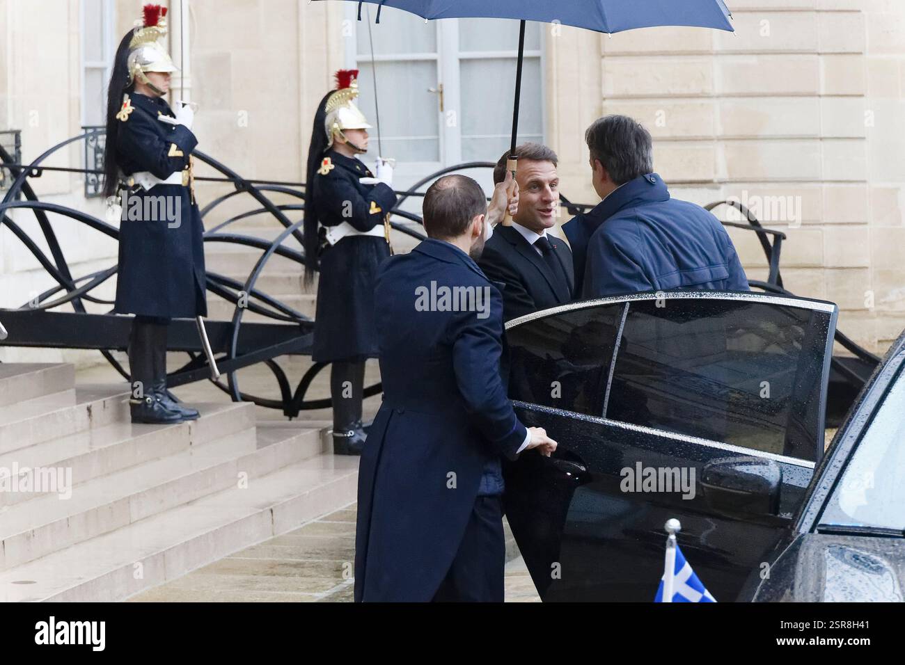 Paris, Frankreich. Februar 2025. Präsident Macron empfängt Kyriakos Mitsotakis, den Premierminister der Hellenischen Republik, im Elysée-Palast. Stockfoto