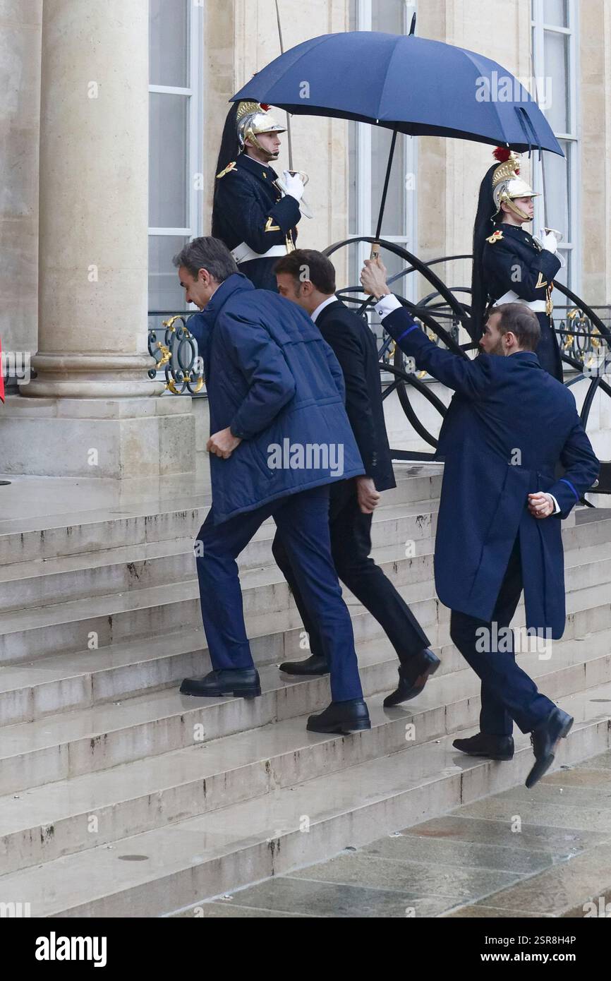 Paris, Frankreich. Februar 2025. Präsident Macron empfängt Kyriakos Mitsotakis, den Premierminister der Hellenischen Republik, im Elysée-Palast. Stockfoto