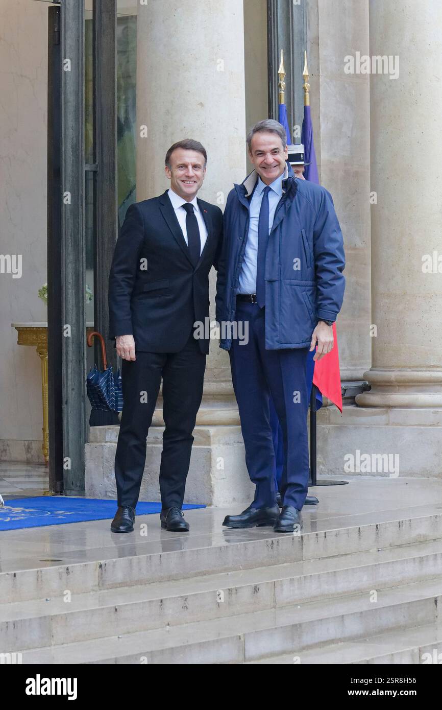 Paris, Frankreich. Februar 2025. Präsident Macron empfängt Kyriakos Mitsotakis, den Premierminister der Hellenischen Republik, im Elysée-Palast. Stockfoto