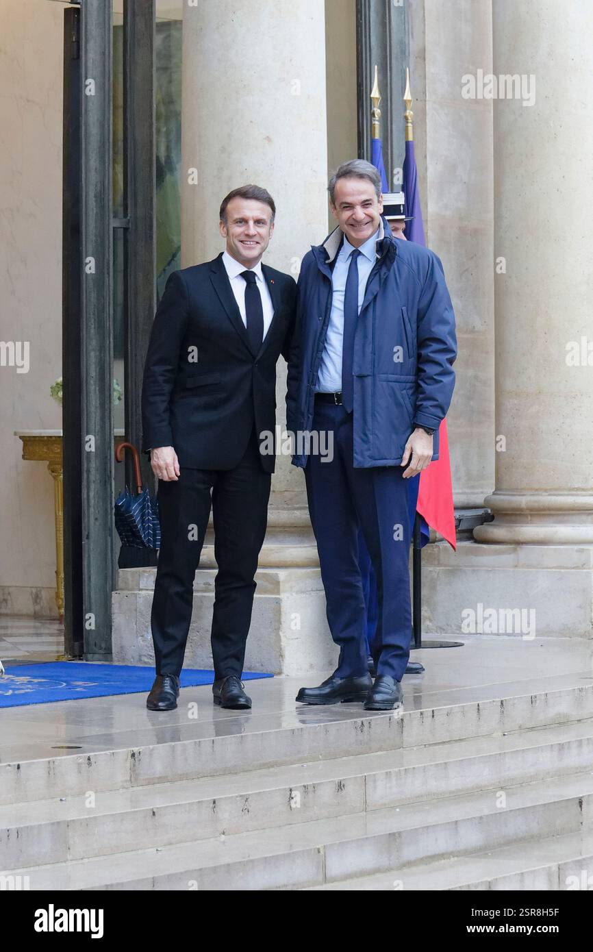 Paris, Frankreich. Februar 2025. Präsident Macron empfängt Kyriakos Mitsotakis, den Premierminister der Hellenischen Republik, im Elysée-Palast. Stockfoto