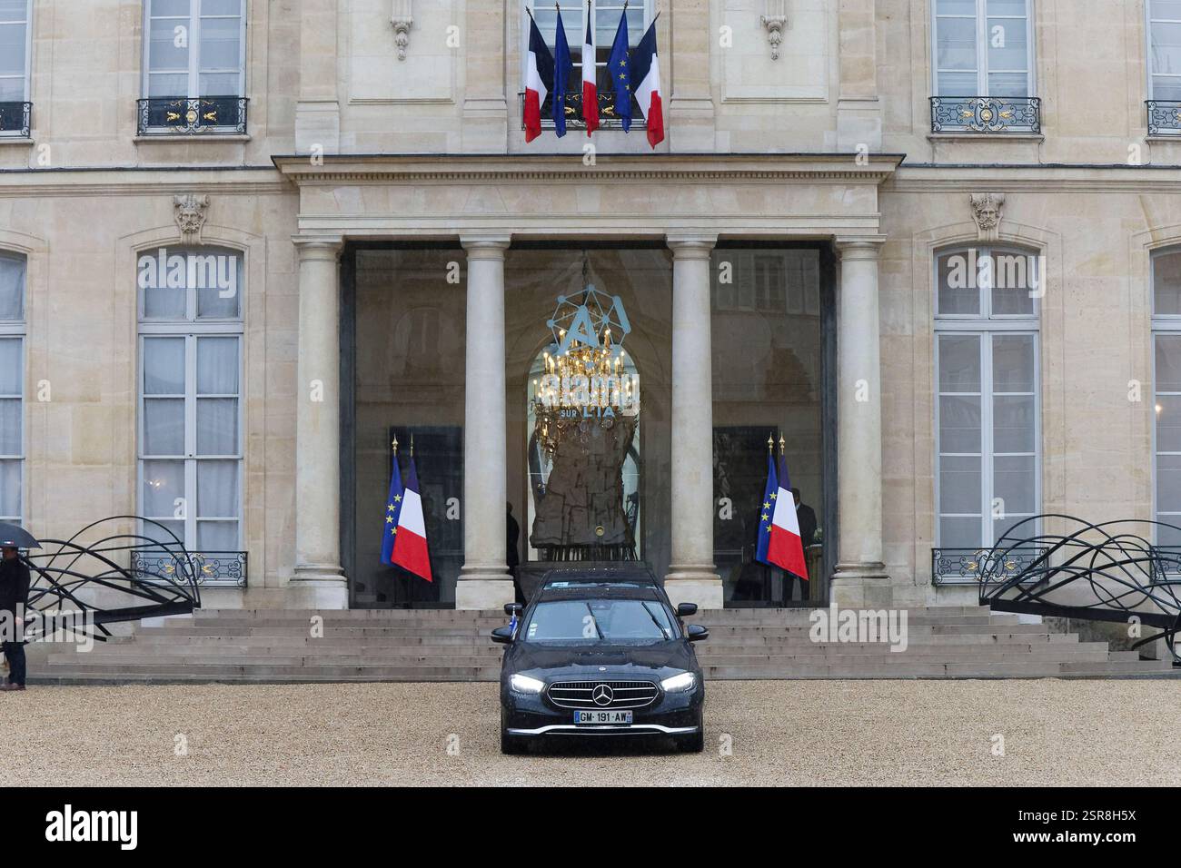 Paris, Frankreich. Februar 2025. Präsident Macron empfängt Kyriakos Mitsotakis, den Premierminister der Hellenischen Republik, im Elysée-Palast. Stockfoto