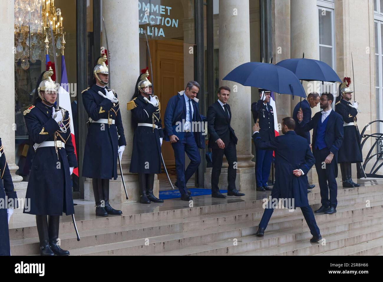 Paris, Frankreich. Februar 2025. Präsident Macron empfängt Kyriakos Mitsotakis, den Premierminister der Hellenischen Republik, im Elysée-Palast. Stockfoto