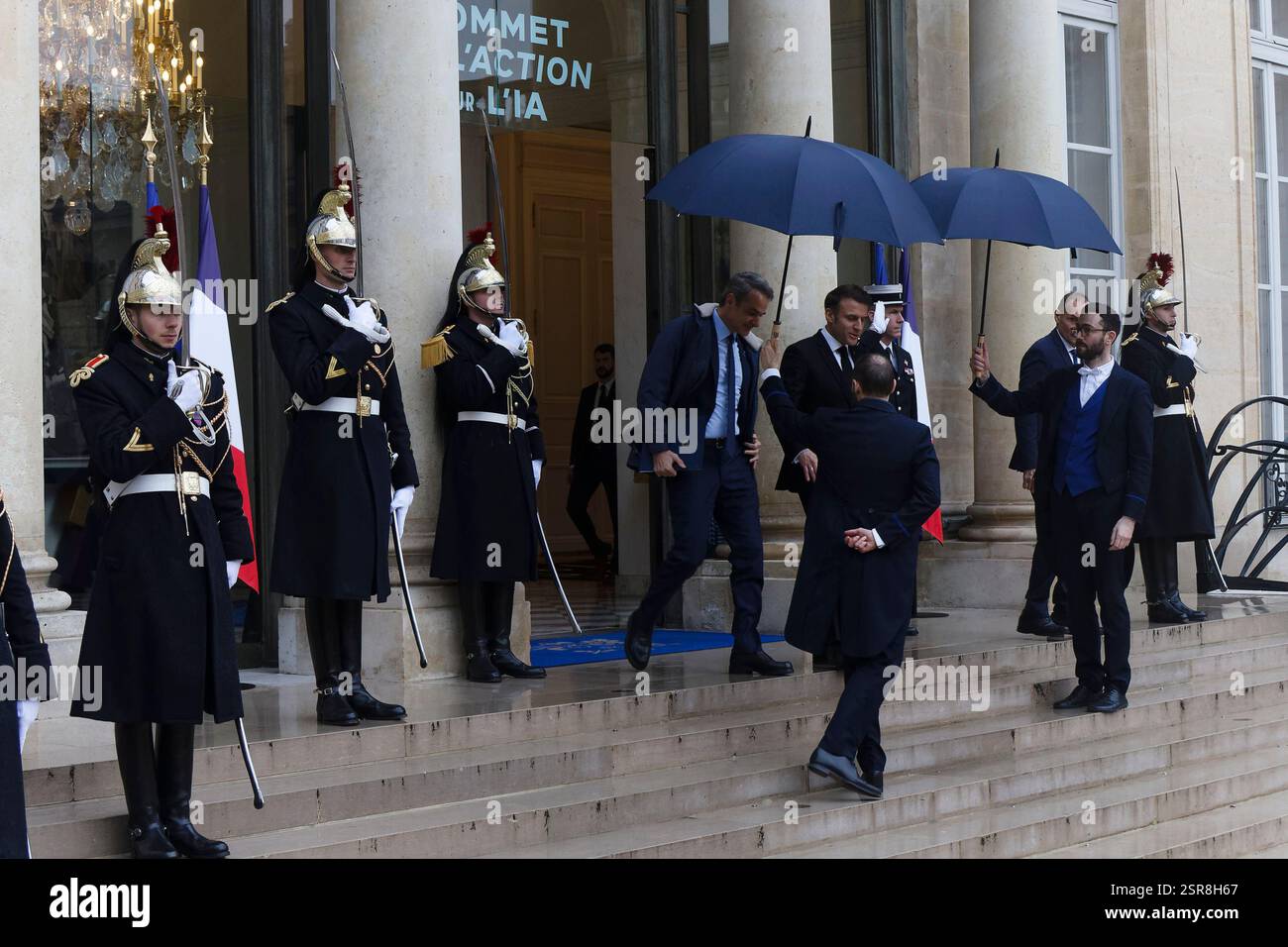 Paris, Frankreich. Februar 2025. Präsident Macron empfängt Kyriakos Mitsotakis, den Premierminister der Hellenischen Republik, im Elysée-Palast. Stockfoto