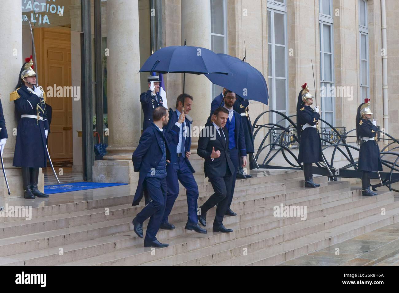 Paris, Frankreich. Februar 2025. Präsident Macron empfängt Kyriakos Mitsotakis, den Premierminister der Hellenischen Republik, im Elysée-Palast. Stockfoto