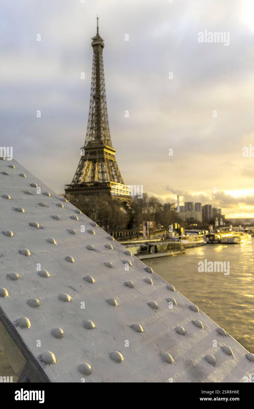 Paris, Frankreich - 30. Januar 2025: Schönes Panorama mit Eiffelturm und Passerelle Debilly im Vordergrund in Paris Stockfoto