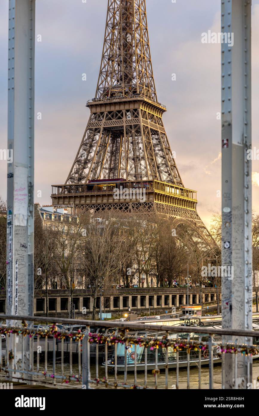 Paris, Frankreich - 30. Januar 2025: Schönes Panorama mit Eiffelturm und Passerelle Debilly im Vordergrund in Paris Stockfoto