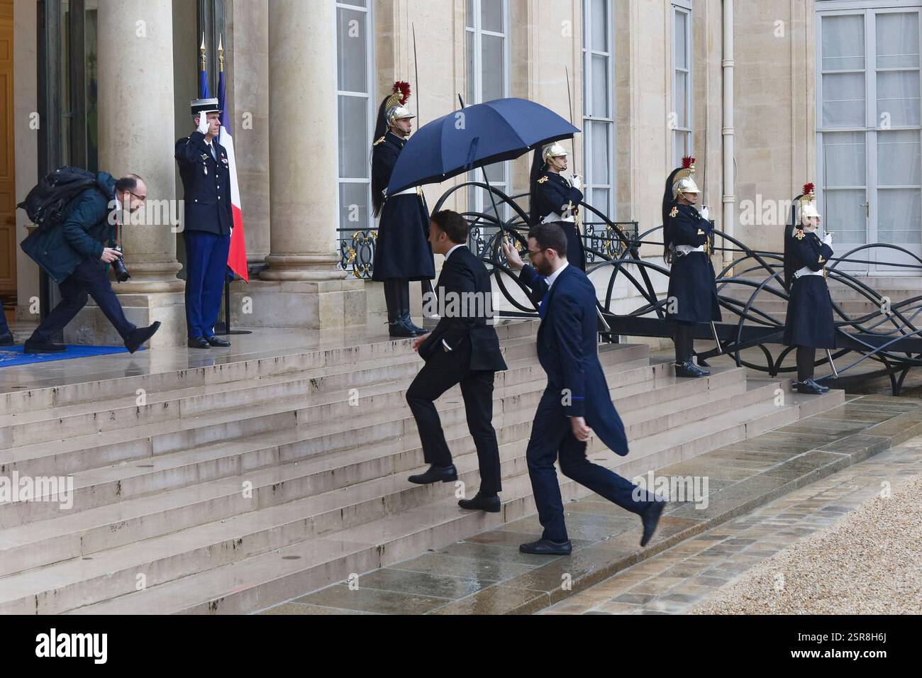 Paris, Frankreich. Februar 2025. Präsident Macron empfängt Kyriakos Mitsotakis, den Premierminister der Hellenischen Republik, im Elysée-Palast. Stockfoto