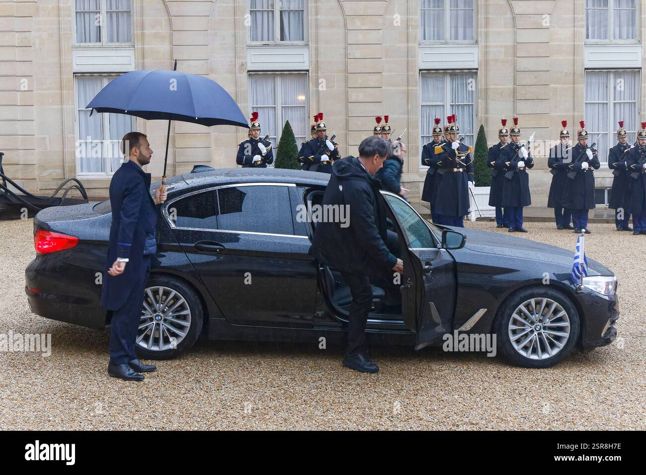 Paris, Frankreich. Februar 2025. Präsident Macron empfängt Kyriakos Mitsotakis, den Premierminister der Hellenischen Republik, im Elysée-Palast. Stockfoto