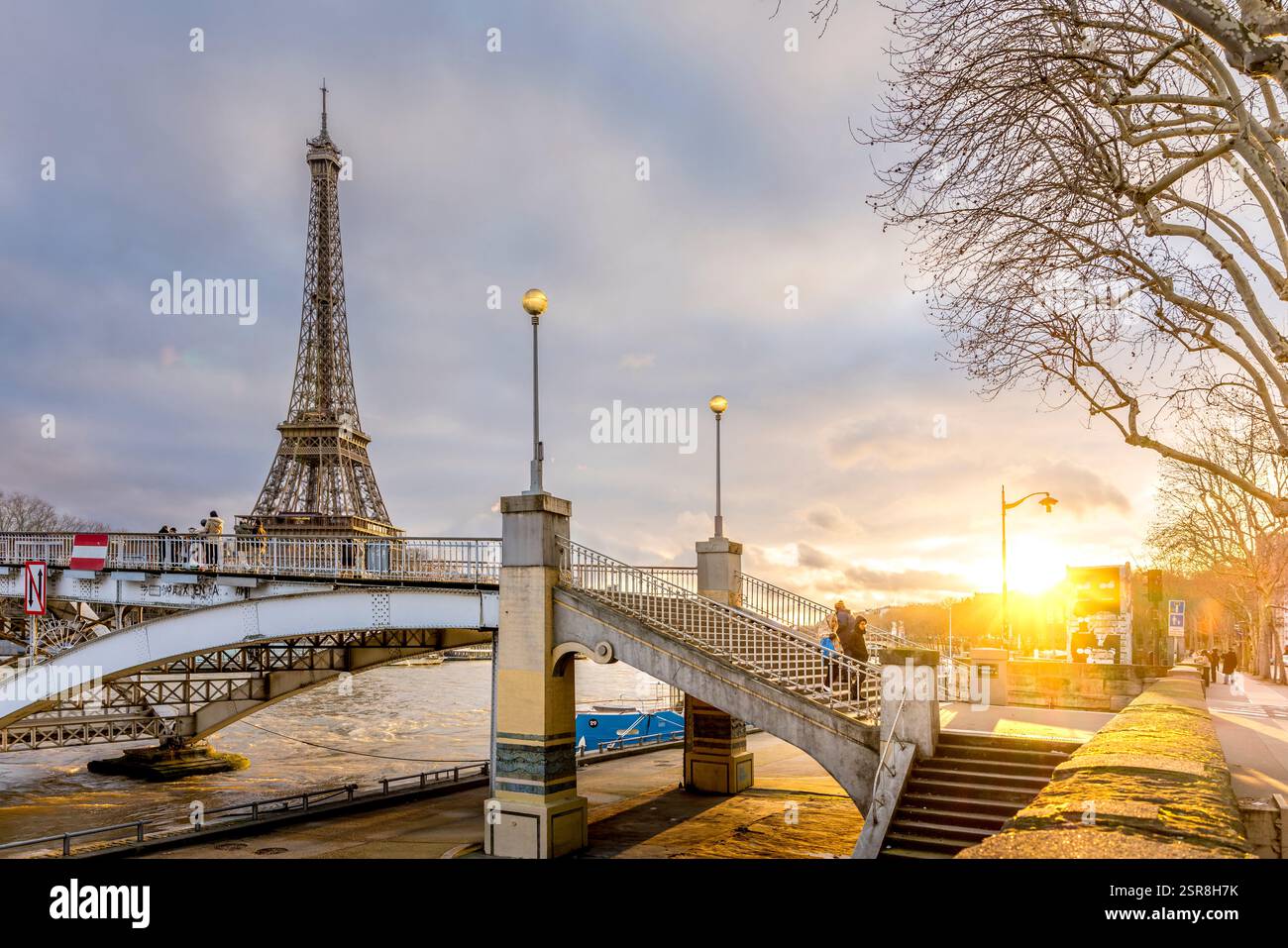 Paris, Frankreich - 30. Januar 2025: Schönes Panorama mit Eiffelturm und Passerelle Debilly im Vordergrund in Paris Stockfoto