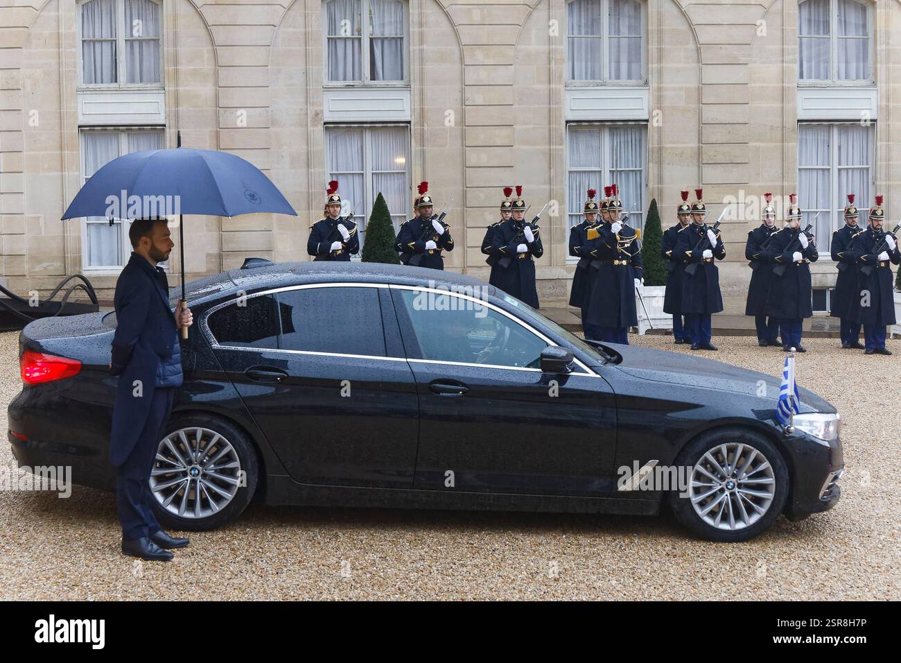 Paris, Frankreich. Februar 2025. Präsident Macron empfängt Kyriakos Mitsotakis, den Premierminister der Hellenischen Republik, im Elysée-Palast. Stockfoto