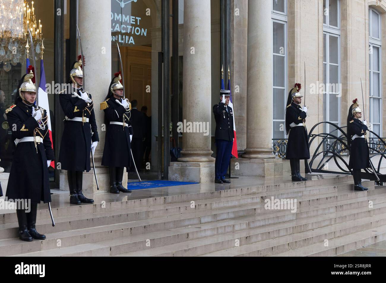 Paris, Frankreich. Februar 2025. Präsident Macron empfängt Nikol PACHINIAN, Premierminister der Republik Armenien, im Elysée-Palast. Stockfoto
