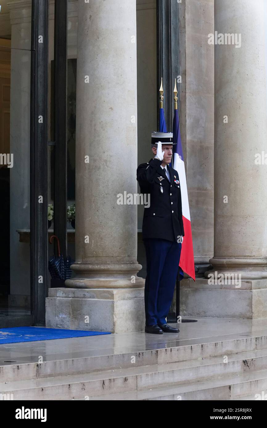 Paris, Frankreich. Februar 2025. Präsident Macron empfängt Nikol PACHINIAN, Premierminister der Republik Armenien, im Elysée-Palast. Stockfoto