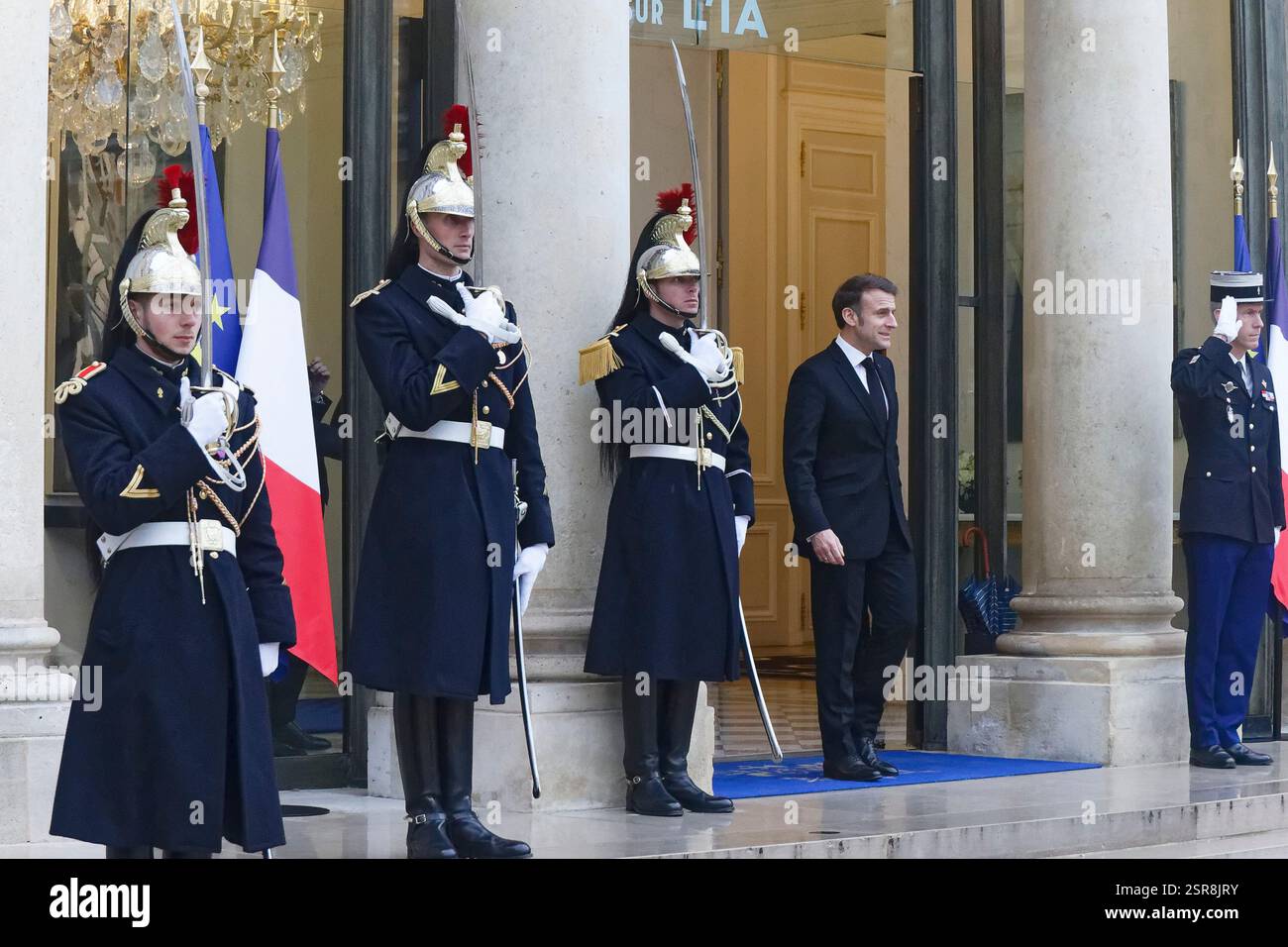 Paris, Frankreich. Februar 2025. Präsident Macron empfängt Nikol PACHINIAN, Premierminister der Republik Armenien, im Elysée-Palast. Stockfoto