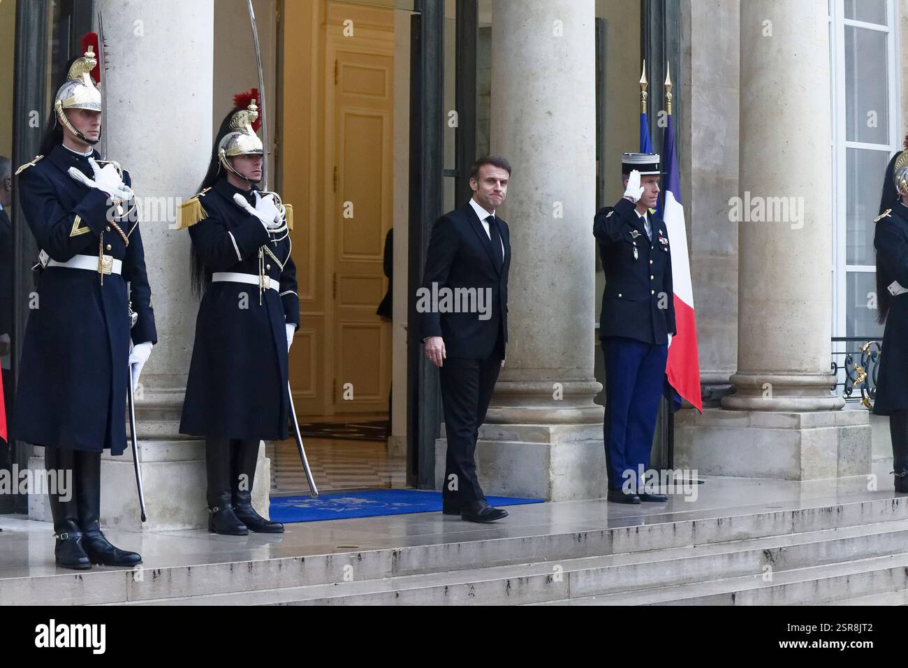 Paris, Frankreich. Februar 2025. Präsident Macron empfängt Nikol PACHINIAN, Premierminister der Republik Armenien, im Elysée-Palast. Stockfoto