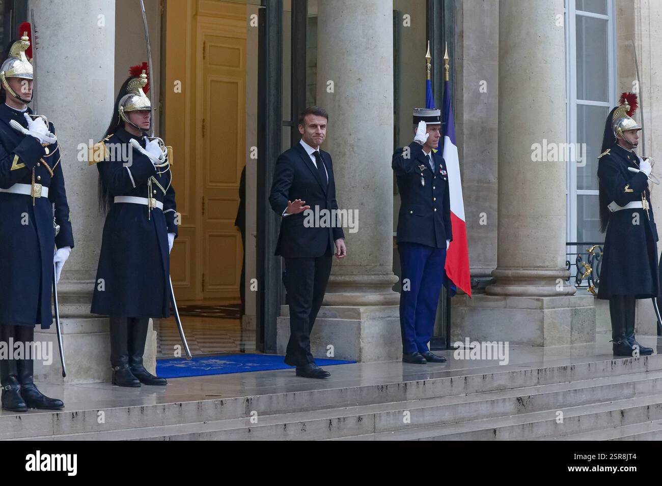Paris, Frankreich. Februar 2025. Präsident Macron empfängt Nikol PACHINIAN, Premierminister der Republik Armenien, im Elysée-Palast. Stockfoto