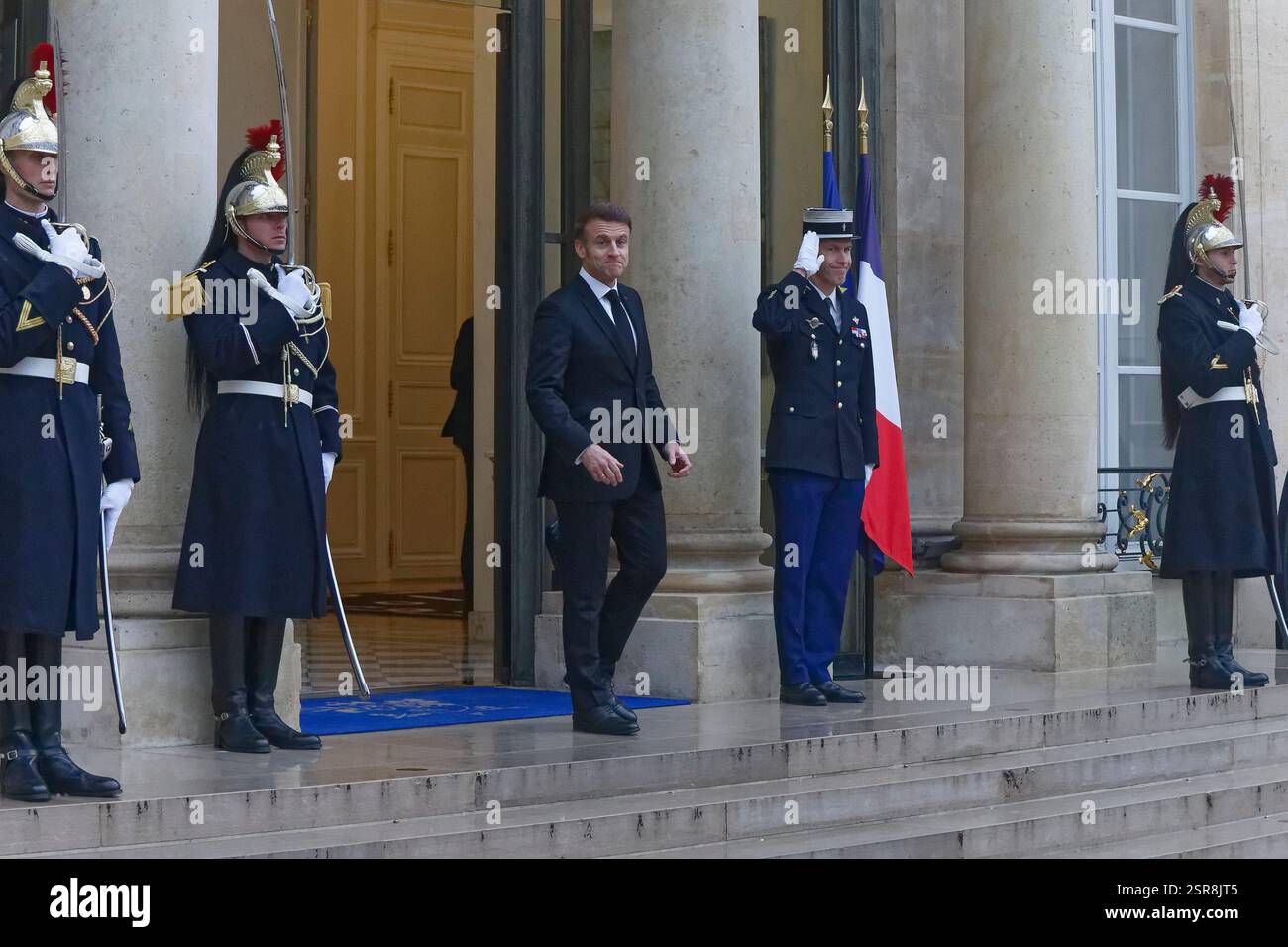 Paris, Frankreich. Februar 2025. Präsident Macron empfängt Nikol PACHINIAN, Premierminister der Republik Armenien, im Elysée-Palast. Stockfoto