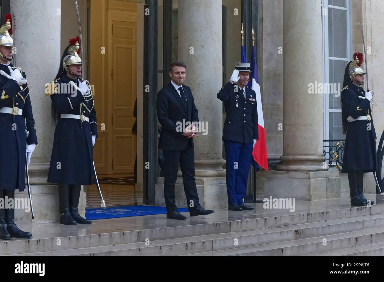 Paris, Frankreich. Februar 2025. Präsident Macron empfängt Nikol PACHINIAN, Premierminister der Republik Armenien, im Elysée-Palast. Stockfoto