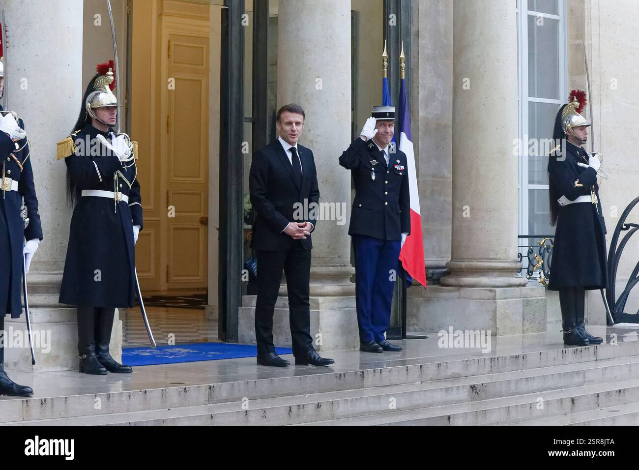 Paris, Frankreich. Februar 2025. Präsident Macron empfängt Nikol PACHINIAN, Premierminister der Republik Armenien, im Elysée-Palast. Stockfoto