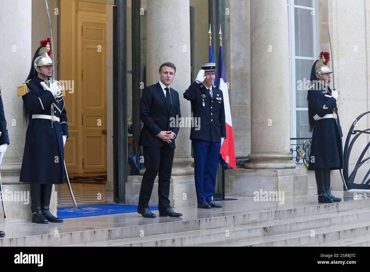 Paris, Frankreich. Februar 2025. Präsident Macron empfängt Nikol PACHINIAN, Premierminister der Republik Armenien, im Elysée-Palast. Stockfoto