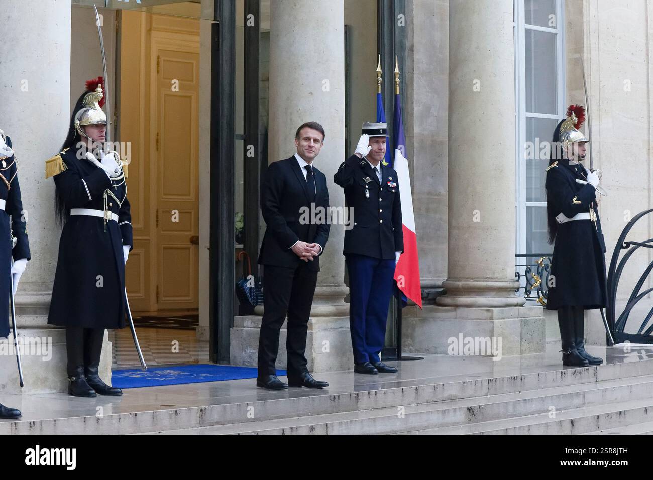 Paris, Frankreich. Februar 2025. Präsident Macron empfängt Nikol PACHINIAN, Premierminister der Republik Armenien, im Elysée-Palast. Stockfoto