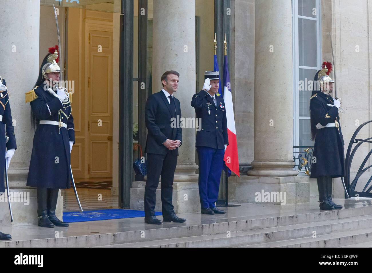 Paris, Frankreich. Februar 2025. Präsident Macron empfängt Nikol PACHINIAN, Premierminister der Republik Armenien, im Elysée-Palast. Stockfoto