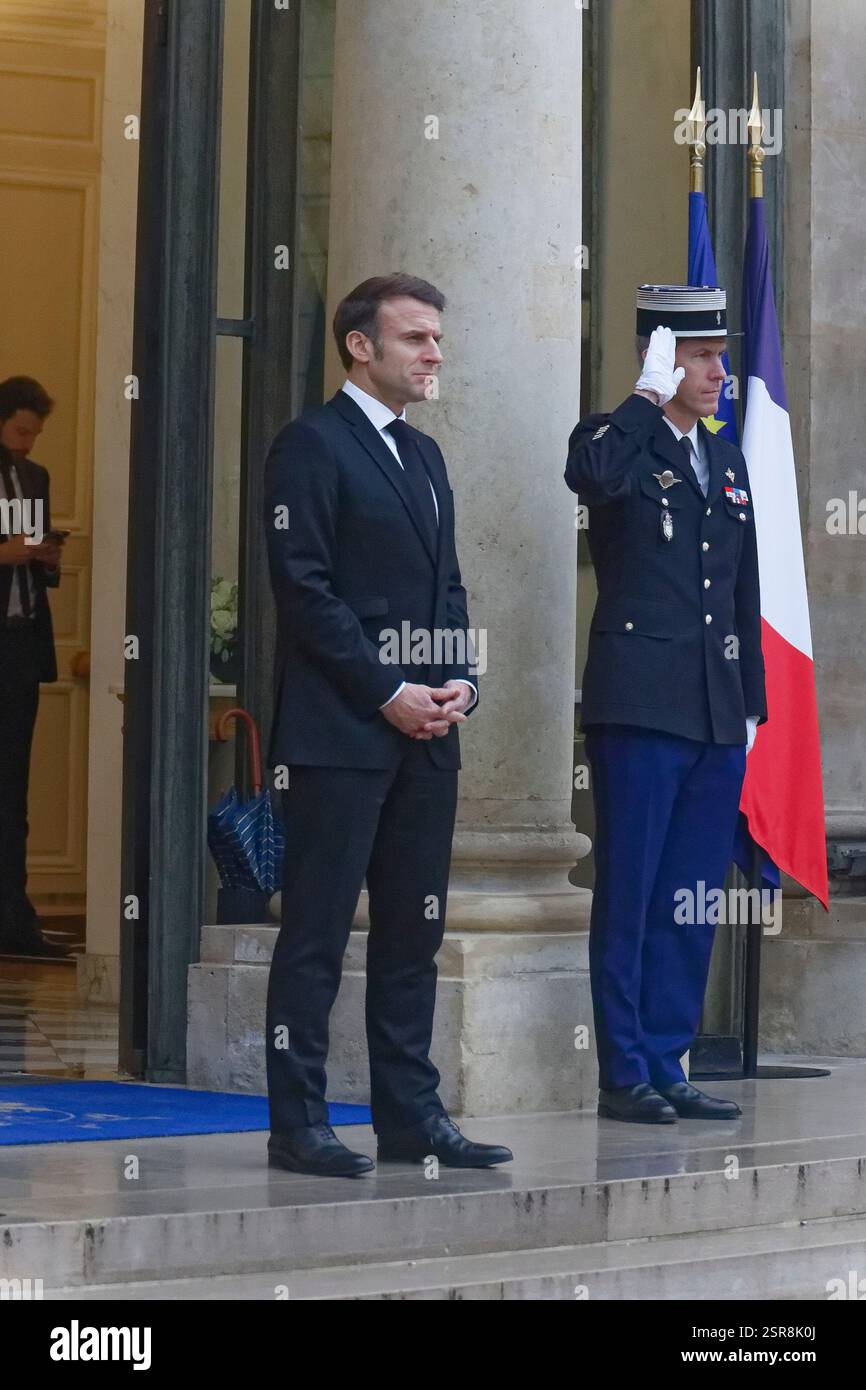 Paris, Frankreich. Februar 2025. Präsident Macron empfängt Nikol PACHINIAN, Premierminister der Republik Armenien, im Elysée-Palast. Stockfoto