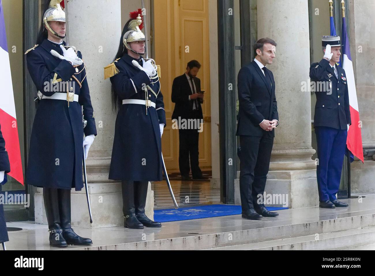 Paris, Frankreich. Februar 2025. Präsident Macron empfängt Nikol PACHINIAN, Premierminister der Republik Armenien, im Elysée-Palast. Stockfoto