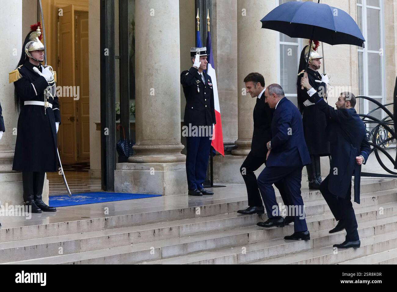Paris, Frankreich. Februar 2025. Präsident Macron empfängt Nikol PACHINIAN, Premierminister der Republik Armenien, im Elysée-Palast. Stockfoto