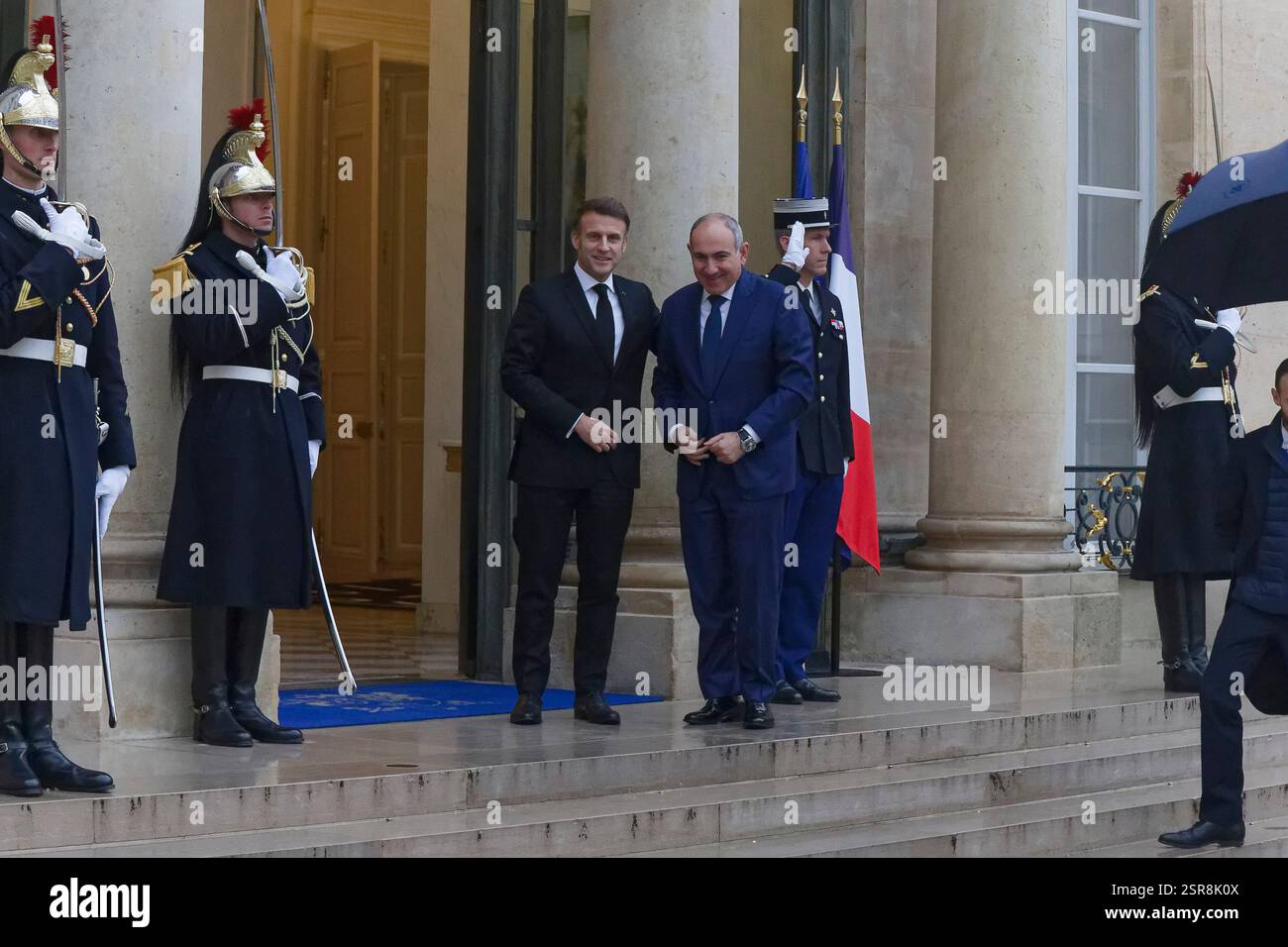 Paris, Frankreich. Februar 2025. Präsident Macron empfängt Nikol PACHINIAN, Premierminister der Republik Armenien, im Elysée-Palast. Stockfoto