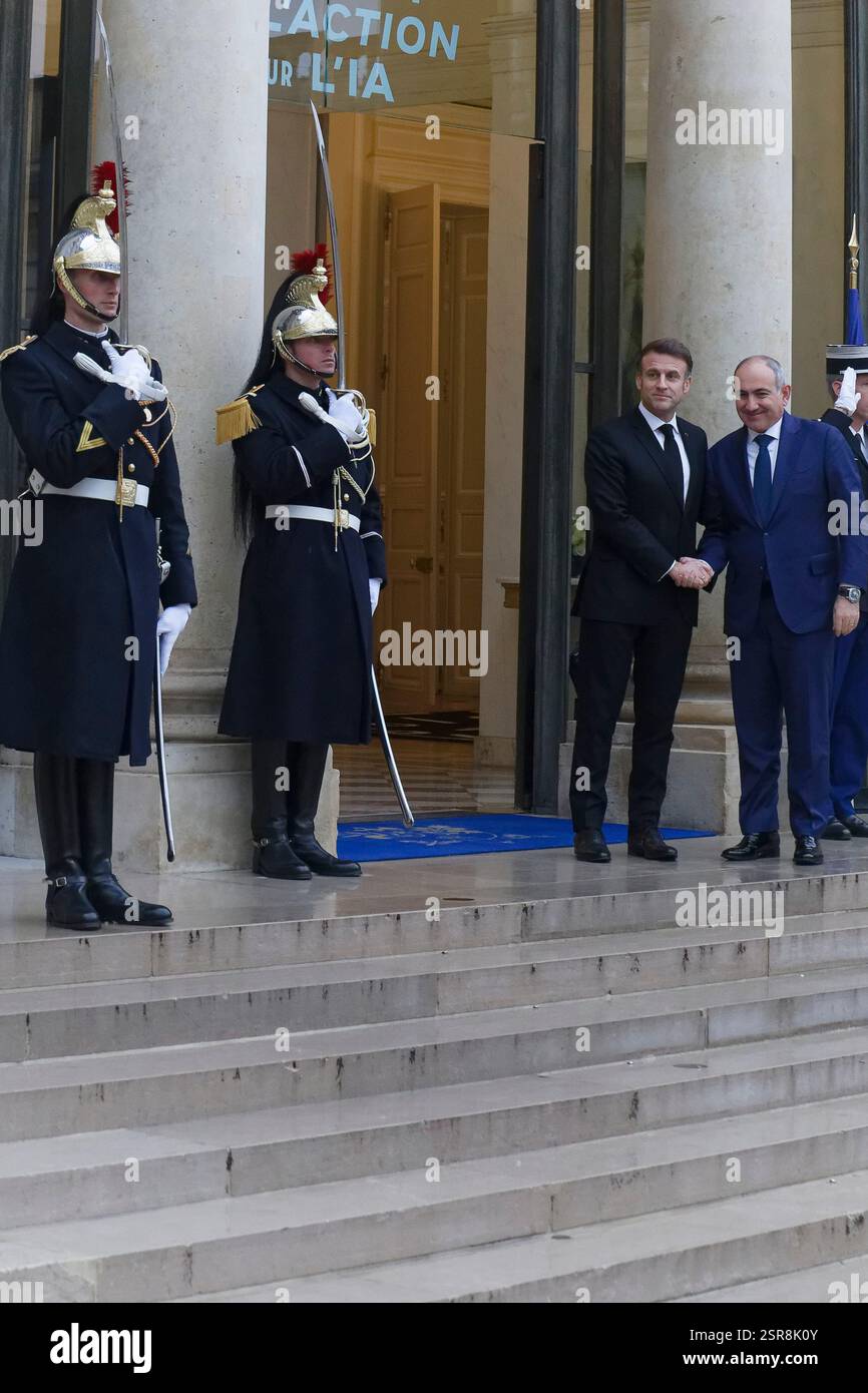 Paris, Frankreich. Februar 2025. Präsident Macron empfängt Nikol PACHINIAN, Premierminister der Republik Armenien, im Elysée-Palast. Stockfoto