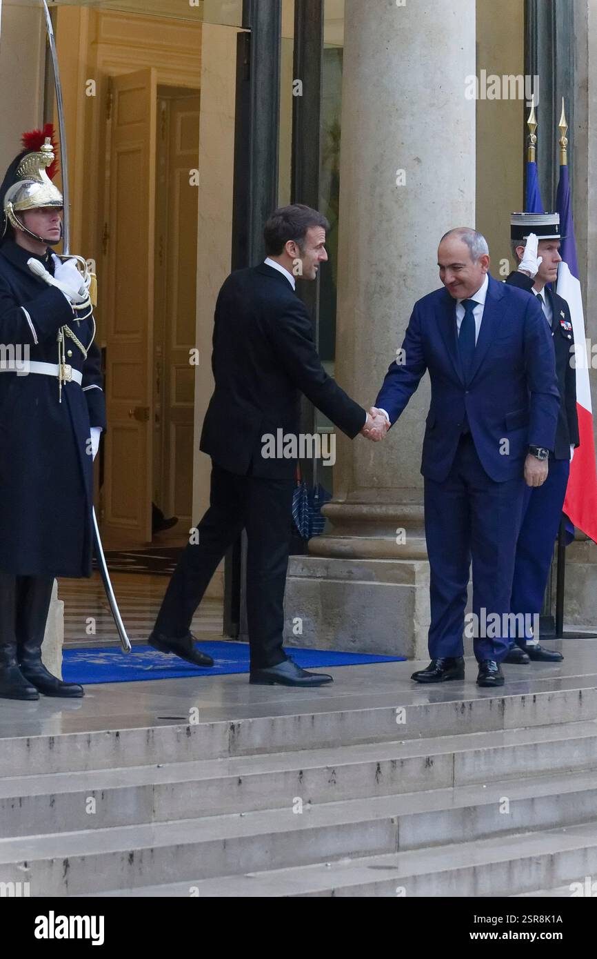 Paris, Frankreich. Februar 2025. Präsident Macron empfängt Nikol PACHINIAN, Premierminister der Republik Armenien, im Elysée-Palast. Stockfoto