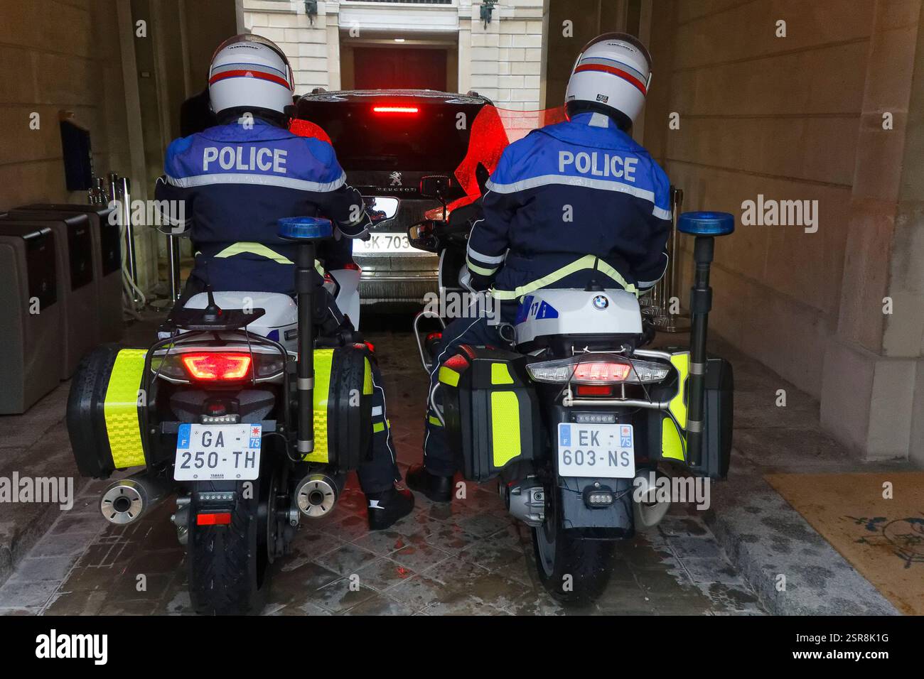 Paris, Frankreich. Februar 2025. Präsident Macron empfängt Nikol PACHINIAN, Premierminister der Republik Armenien, im Elysée-Palast. Stockfoto