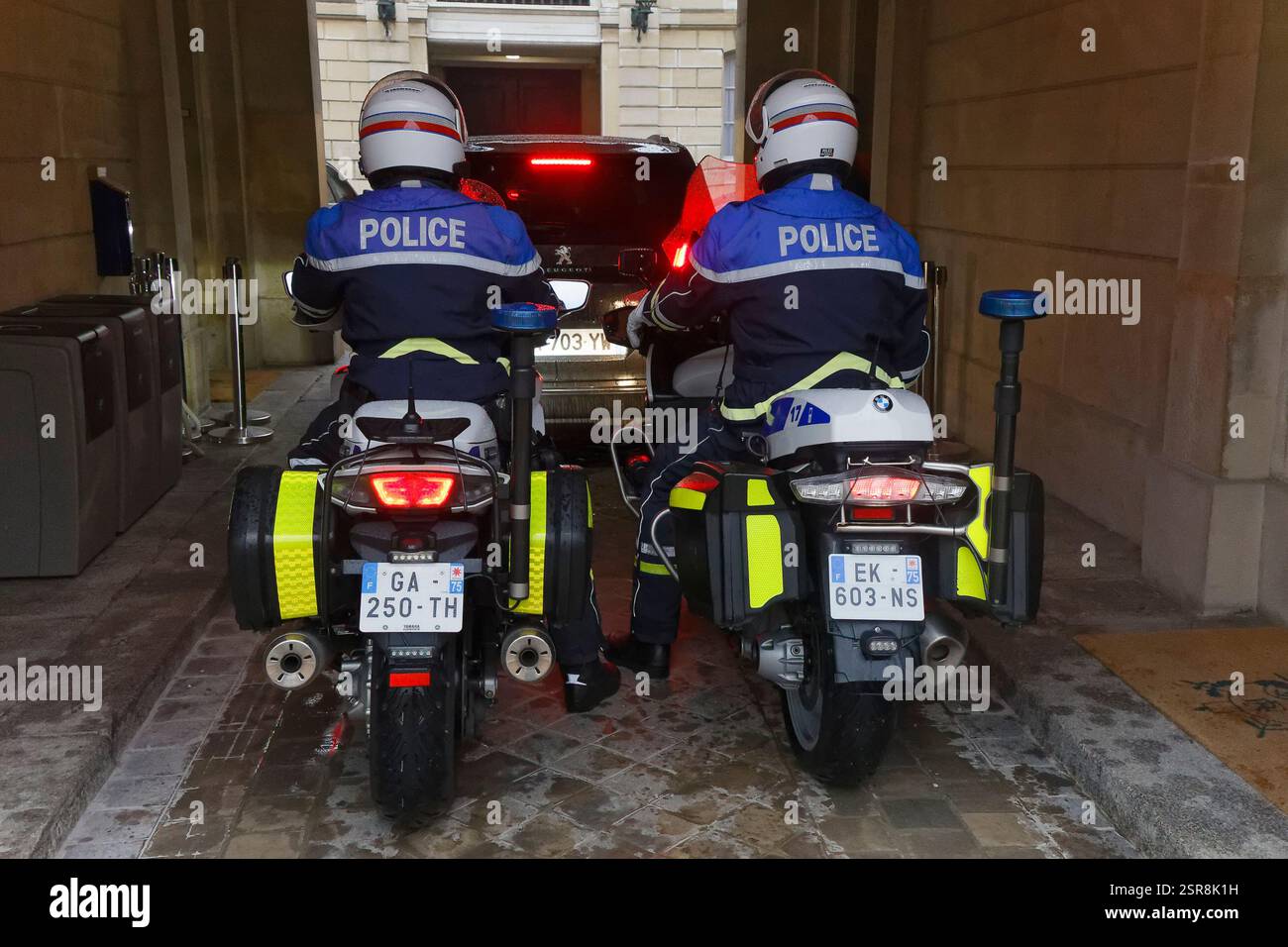 Paris, Frankreich. Februar 2025. Präsident Macron empfängt Nikol PACHINIAN, Premierminister der Republik Armenien, im Elysée-Palast. Stockfoto