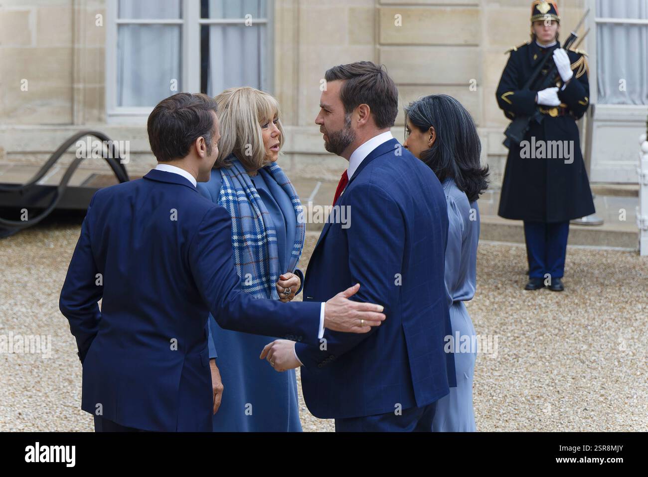 Paris, Frankreich. Februar 2025. Präsident Macron empfängt James David Vance, den Vizepräsidenten der USA, im Elysée-Palast zum Gipfel für KI. Stockfoto