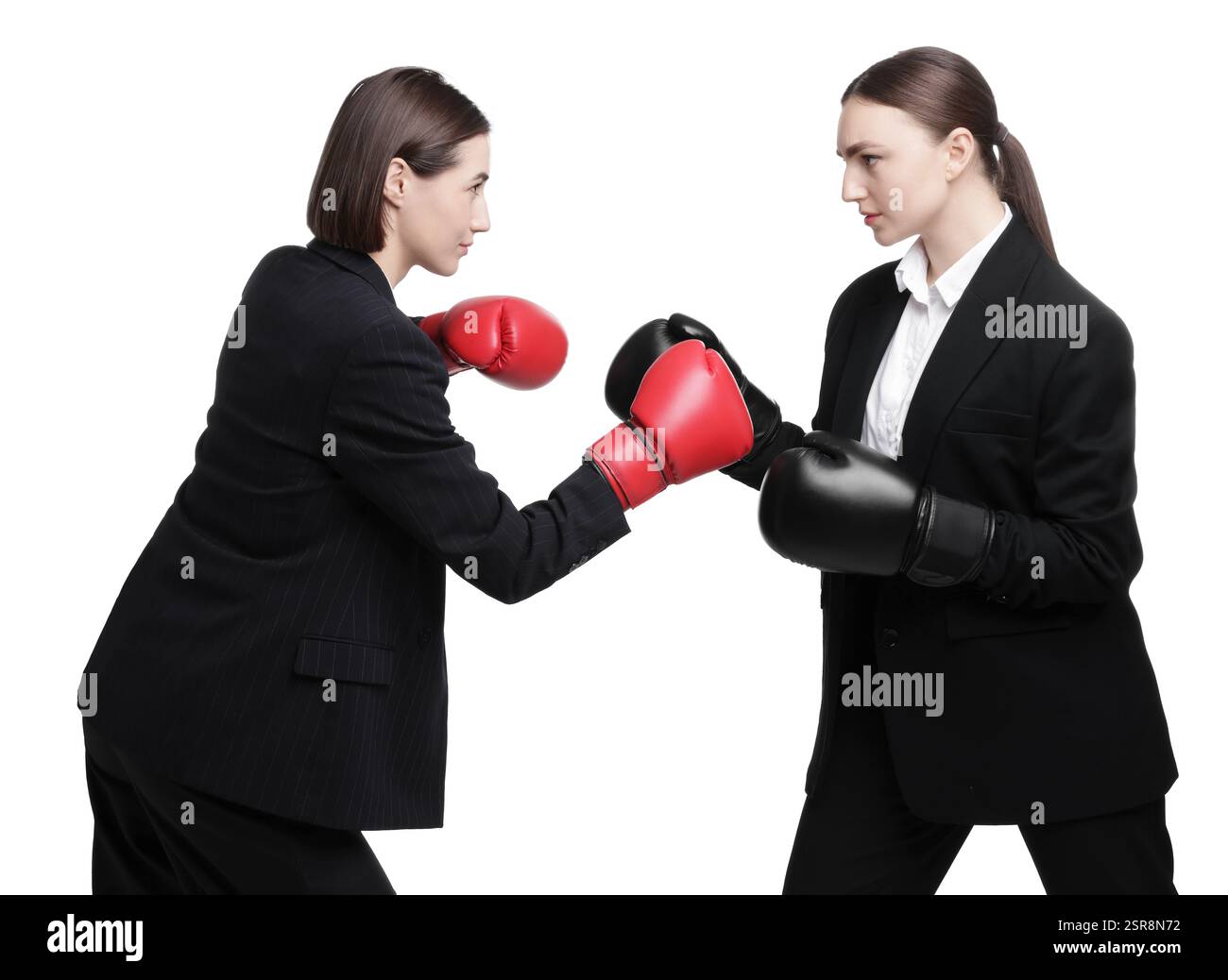 Wettbewerb. Geschäftsfrauen im Handschuhboxen auf weißem Hintergrund Stockfoto