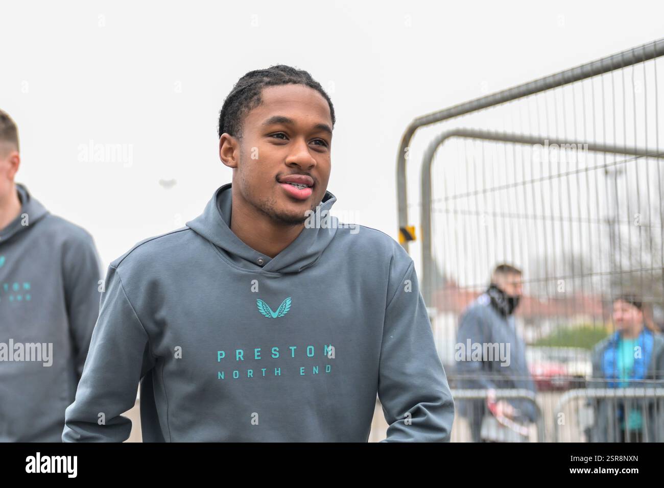 Deepdale, Preston, Großbritannien. Februar 2025. EFL Championship Football, Preston North End gegen Burnley; Jayden Meghoma aus Preston North End kommt ins Spiel Credit: Action Plus Sports/Alamy Live News Stockfoto