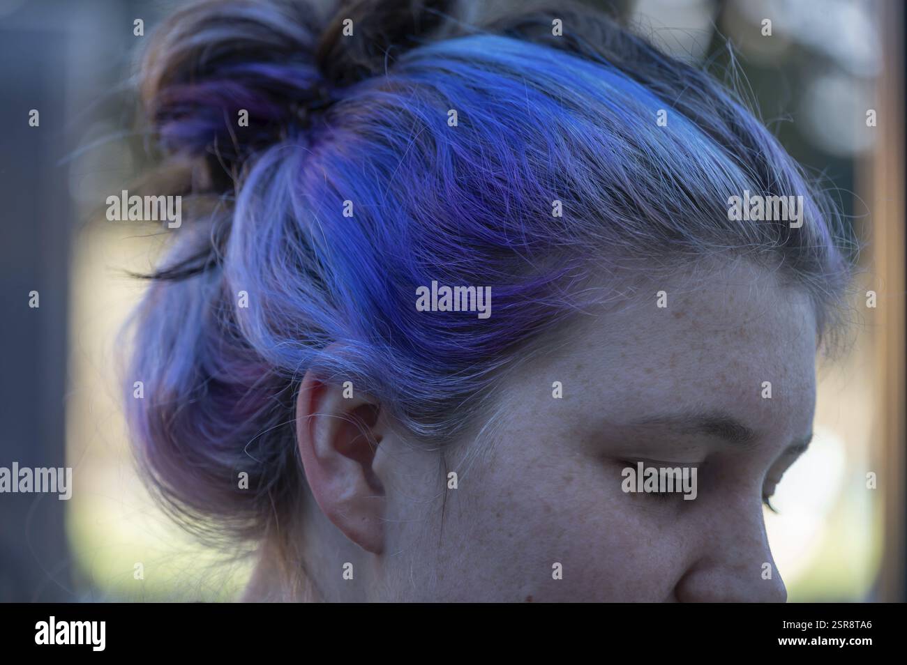 Bunte gefärbte Haare einer jungen Frau, Bayern, Deutschland, Europa Stockfoto