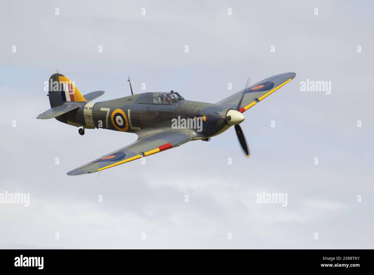 Hawker Hurricane-Wollvogelflugzeug in den Farben der Royal Navy, die in einem blauen Himmel fliegen, England, Großbritannien, Europa Stockfoto