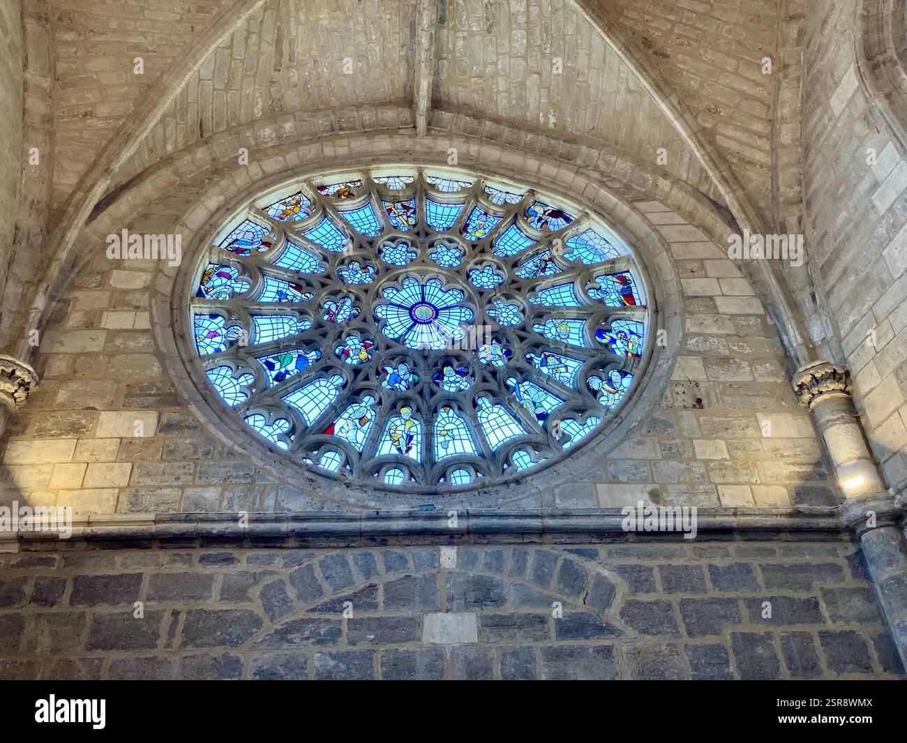 Reich verzierte Glasmalerei, Iglesia de San Esteban - Museo del Retablo, Burgos, Spanien - Smartphone-aufgenommenes Stockfoto