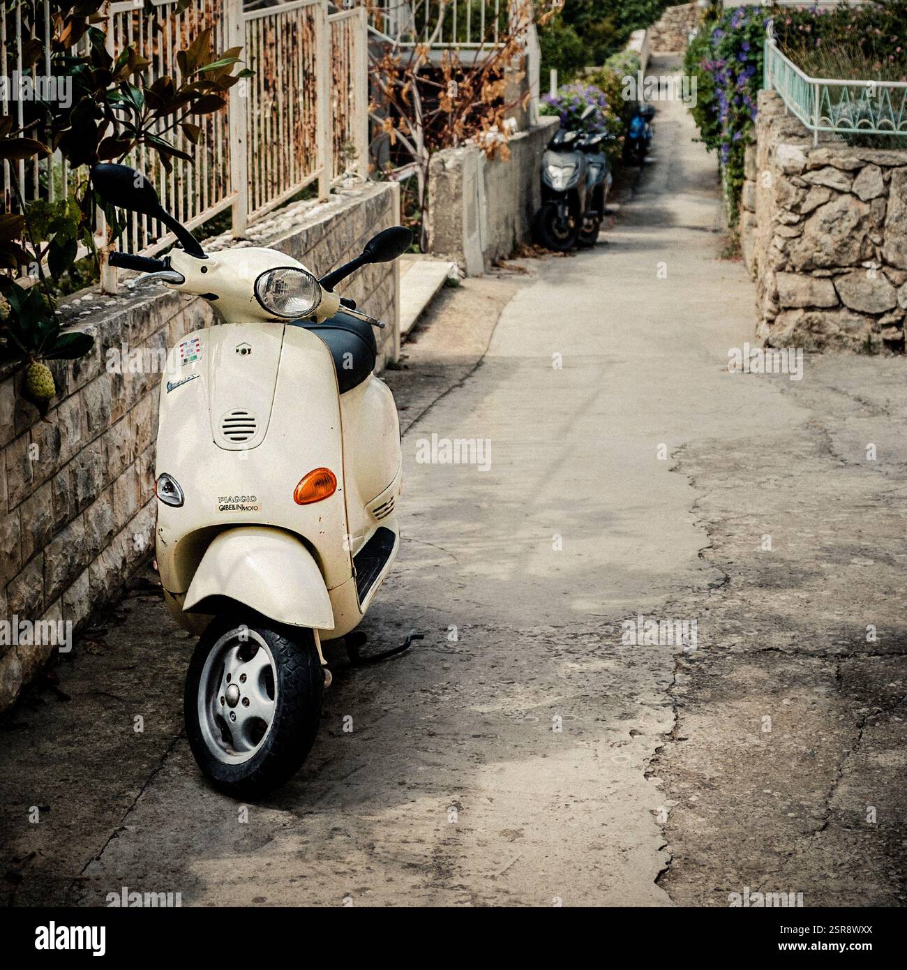 Cream Piaggio Roller ist Street, Hvar, Kroatien Stockfoto