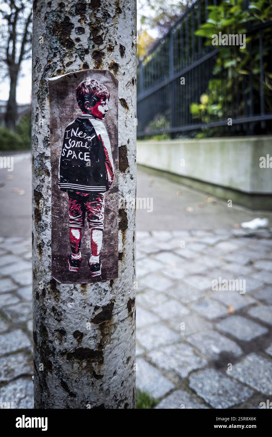 Aufkleber für mehr Kinderrechte in der Stadt, Stadt, Kindheit, kinderfreundlich, spielen, Spielplatz, Soziales, Politik, Deutschland, Europa Stockfoto